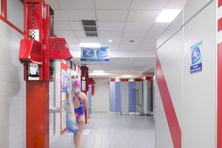 Do sprch bez plavek? Nemůžeme děti nutit, míní Králová. Lidé volají aspoň po závěsu